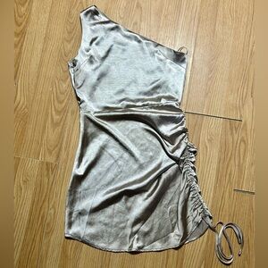🏷️🏷️NWT Small gold satiny ruched side body con mini dress